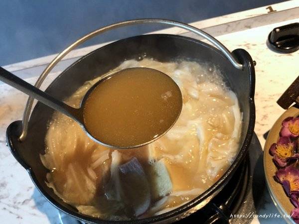 源鍋精緻鍋物:台中美食│源鍋〃活體海鮮鍋一人獨享,鮮味指數大爆表!激推麻油系列~