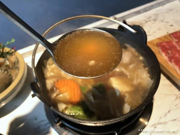 源鍋精緻鍋物:台中美食│源鍋〃活體海鮮鍋一人獨享,鮮味指數大爆表!激推麻油系列~