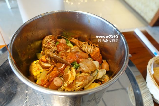 【新竹║南寮渔港】老渔港新海鲜餐厅 美式水桶海鲜 大水桶上菜 用手