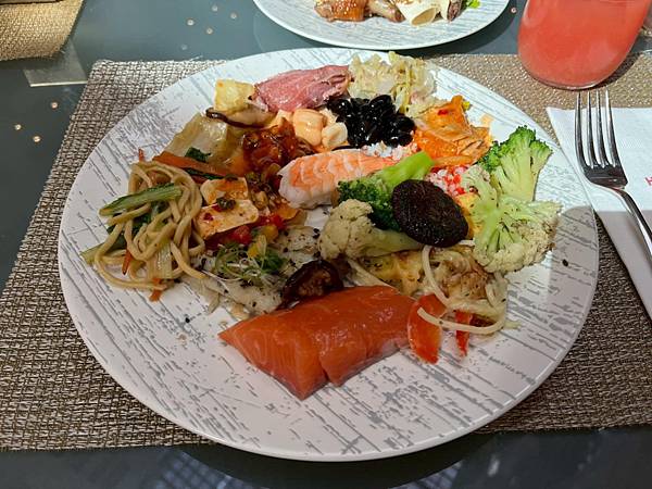 台北福華彩虹座自助buffet~環境寬敞優雅舒適~服務及餐點