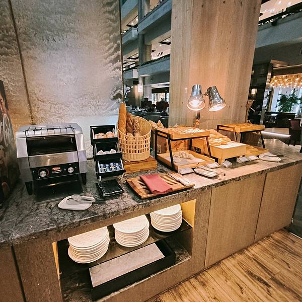 台北福華彩虹座自助~環境寬敞優雅舒適~服務及餐點都在水準之上