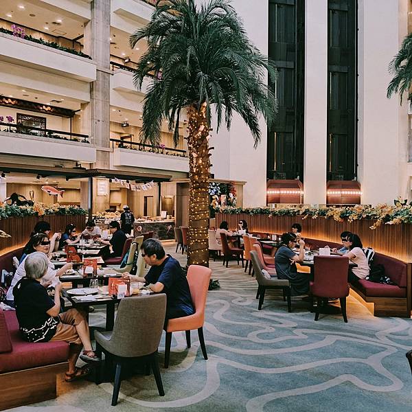 台北福華彩虹座自助~環境寬敞優雅舒適~服務及餐點都在水準之上