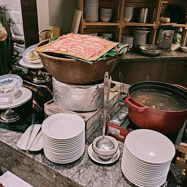 台北福華彩虹座自助~環境寬敞優雅舒適~服務及餐點都在水準之上