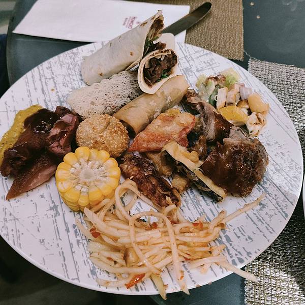 台北福華彩虹座自助~環境寬敞優雅舒適~服務及餐點都在水準之上