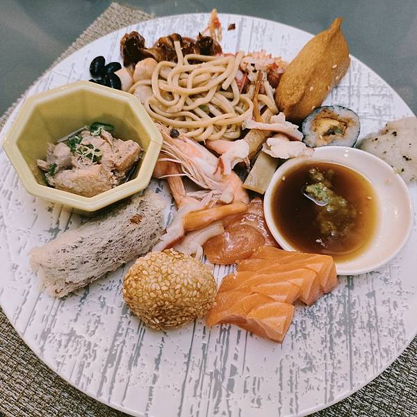 台北福華彩虹座自助~環境寬敞優雅舒適~服務及餐點都在水準之上