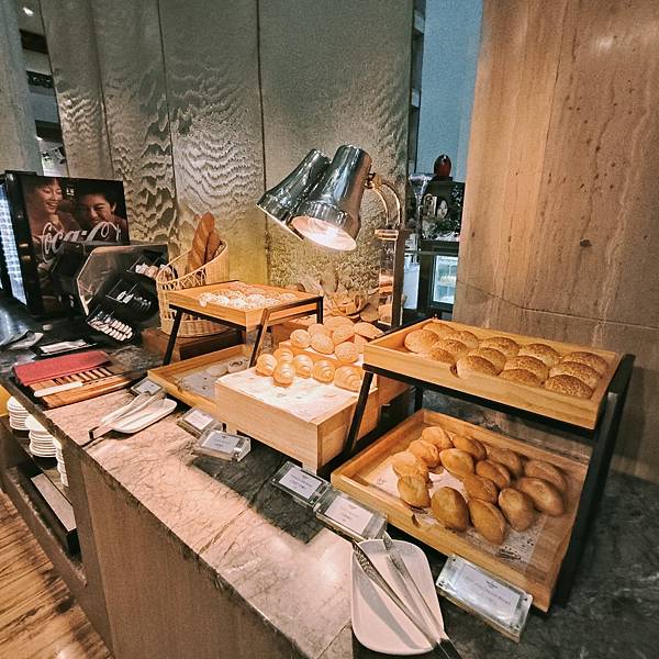 台北福華彩虹座自助~環境寬敞優雅舒適~服務及餐點都在水準之上