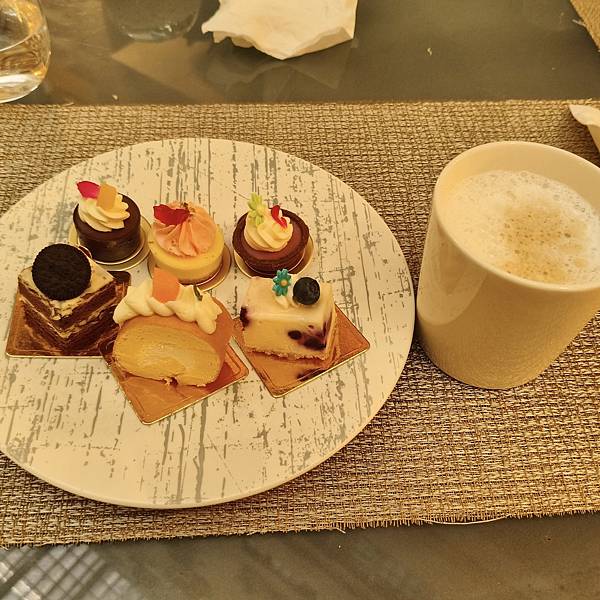 台北福華彩虹座自助~環境寬敞優雅舒適~服務及餐點都在水準之上