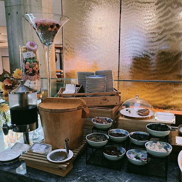 台北福華彩虹座自助~環境寬敞優雅舒適~服務及餐點都在水準之上