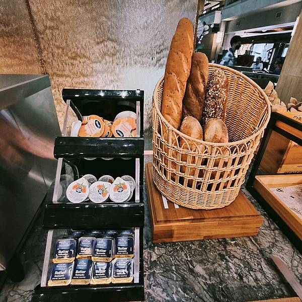 台北福華彩虹座自助~環境寬敞優雅舒適~服務及餐點都在水準之上