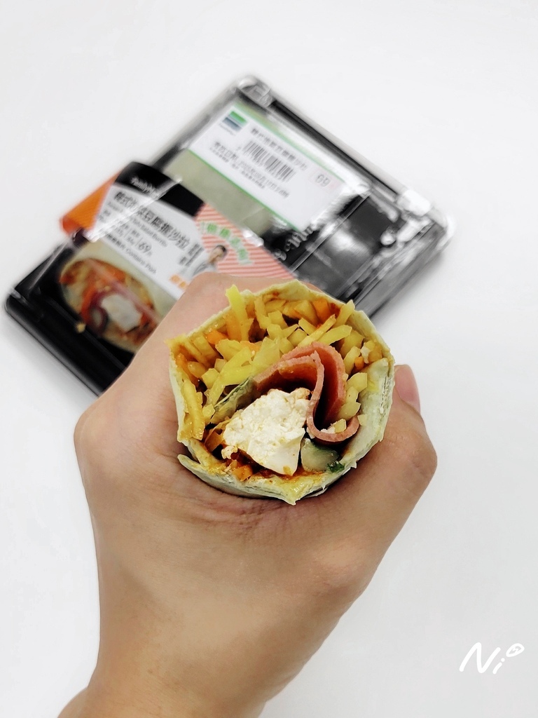 20250912 全家FamiltMart 韓式泡菜豆腐握沙拉