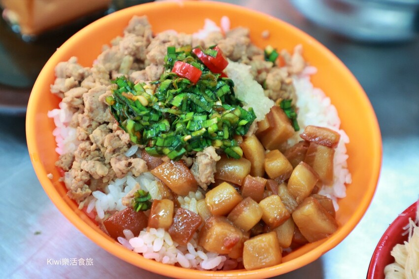 台中市北屯區台中北屯昌平炒麵|炒麵好吃不膩口.鴛鴦麵挺不賴!肥瘦各半滷肉飯搭自家辣醬味道一絕~