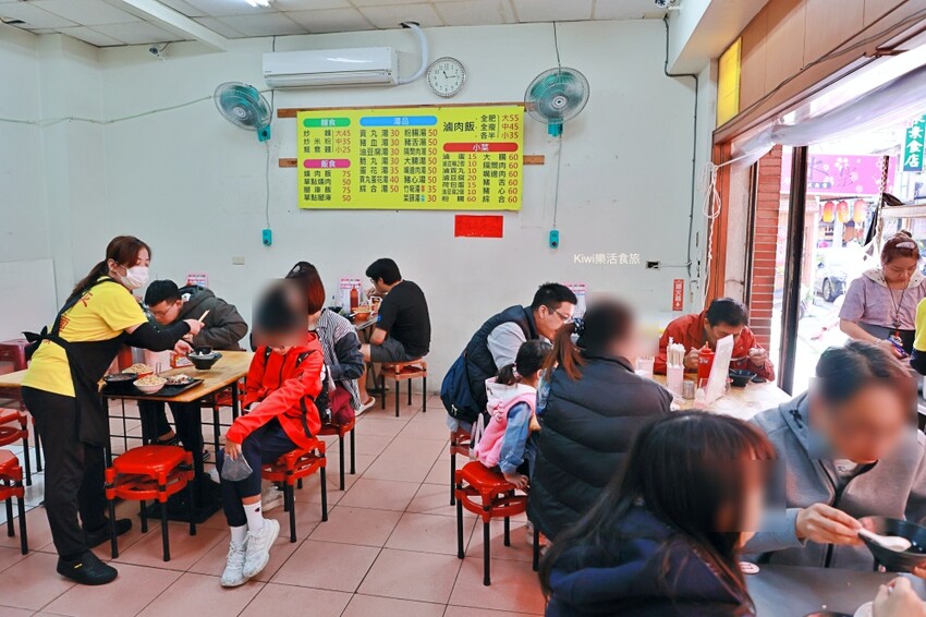 台中市北屯區台中北屯昌平炒麵|炒麵好吃不膩口.鴛鴦麵挺不賴!肥瘦各半滷肉飯搭自家辣醬味道一絕~