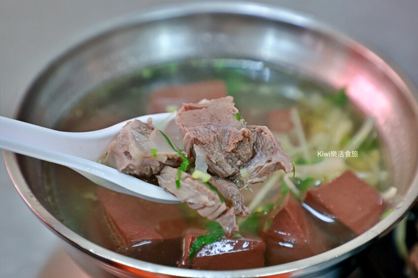 台中市北屯區台中北屯昌平炒麵|炒麵好吃不膩口.鴛鴦麵挺不賴!肥瘦各半滷肉飯搭自家辣醬味道一絕~