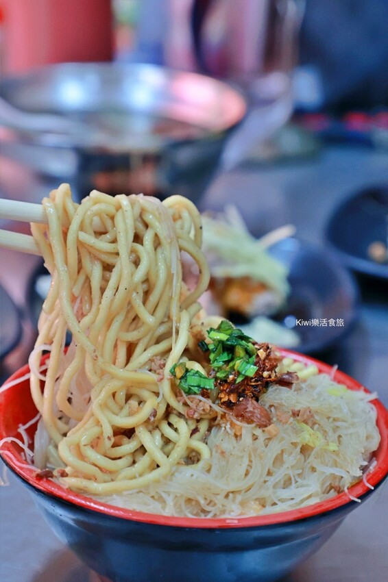 台中市北屯區台中北屯昌平炒麵|炒麵好吃不膩口.鴛鴦麵挺不賴!肥瘦各半滷肉飯搭自家辣醬味道一絕~