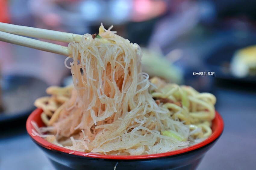 台中市北屯區台中北屯昌平炒麵|炒麵好吃不膩口.鴛鴦麵挺不賴!肥瘦各半滷肉飯搭自家辣醬味道一絕~