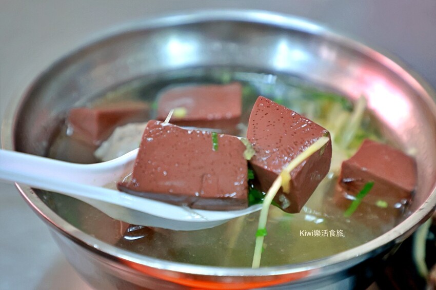 台中市北屯區台中北屯昌平炒麵|炒麵好吃不膩口.鴛鴦麵挺不賴!肥瘦各半滷肉飯搭自家辣醬味道一絕~