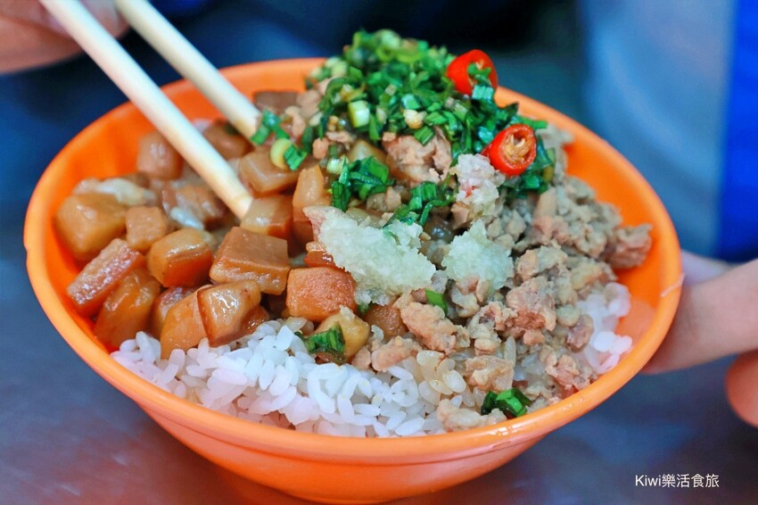 台中市北屯區台中北屯昌平炒麵|炒麵好吃不膩口.鴛鴦麵挺不賴!肥瘦各半滷肉飯搭自家辣醬味道一絕~