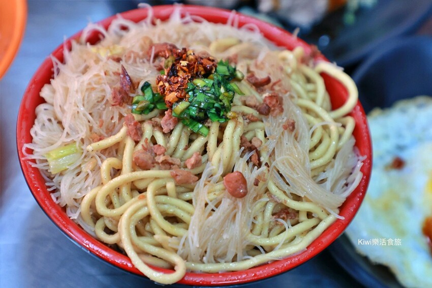 台中市北屯區台中北屯昌平炒麵|炒麵好吃不膩口.鴛鴦麵挺不賴!肥瘦各半滷肉飯搭自家辣醬味道一絕~