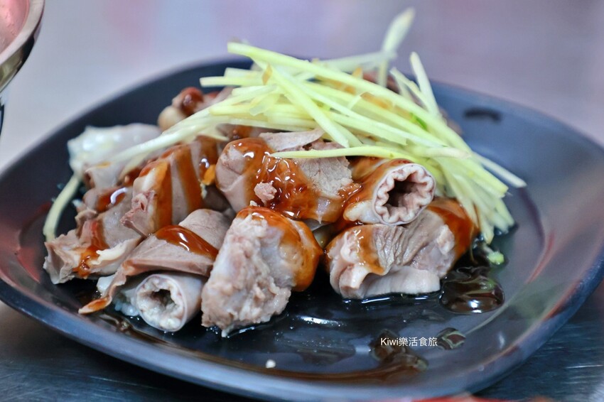 台中市北屯區台中北屯昌平炒麵|炒麵好吃不膩口.鴛鴦麵挺不賴!肥瘦各半滷肉飯搭自家辣醬味道一絕~