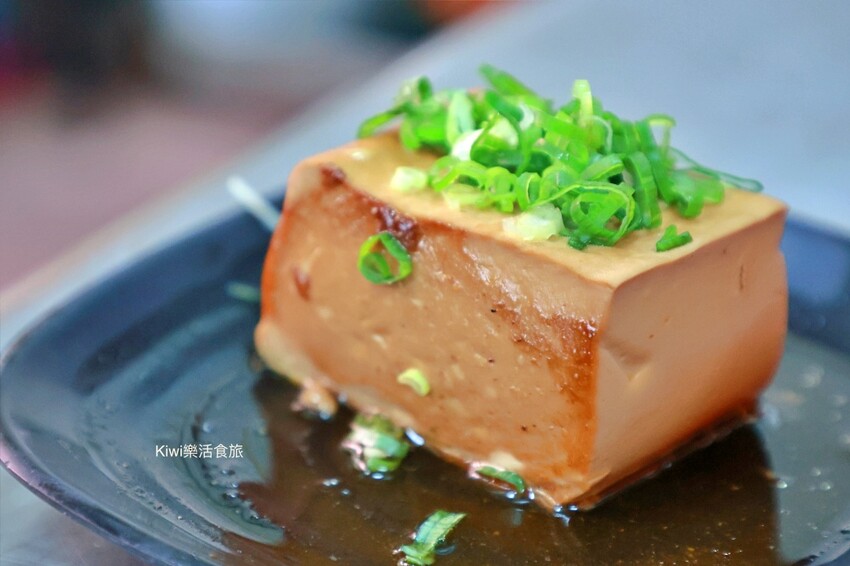 台中市北屯區台中北屯昌平炒麵|炒麵好吃不膩口.鴛鴦麵挺不賴!肥瘦各半滷肉飯搭自家辣醬味道一絕~