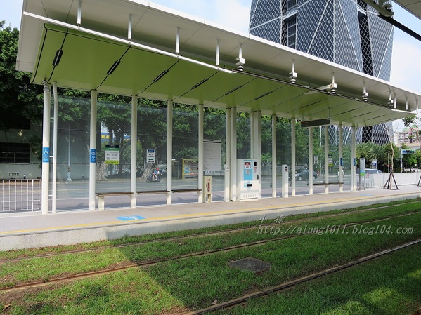 輕軌籬仔內站：來去搭輕軌 3 ..起跑~   ..高雄的水岸輕軌