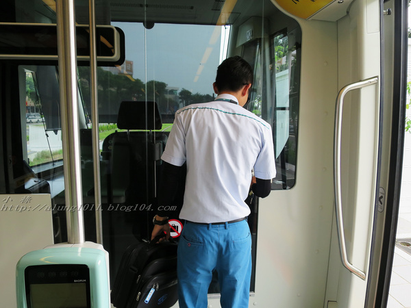 輕軌籬仔內站：來去搭輕軌 3 ..起跑~   ..高雄的水岸輕軌