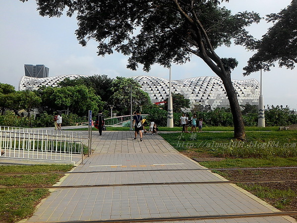 輕軌籬仔內站：來去搭輕軌 3 ..起跑~   ..高雄的水岸輕軌