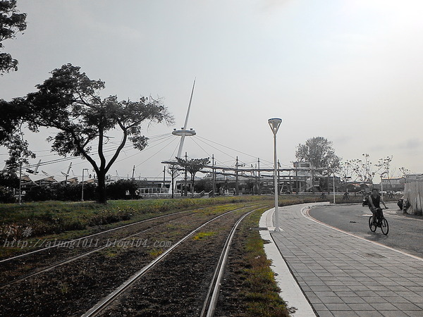 輕軌籬仔內站：來去搭輕軌 3 ..起跑~   ..高雄的水岸輕軌