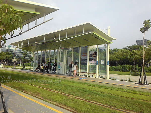 輕軌籬仔內站：來去搭輕軌 3 ..起跑~   ..高雄的水岸輕軌