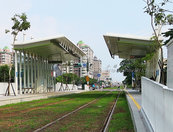 輕軌籬仔內站：來去搭輕軌 3 ..起跑~   ..高雄的水岸輕軌