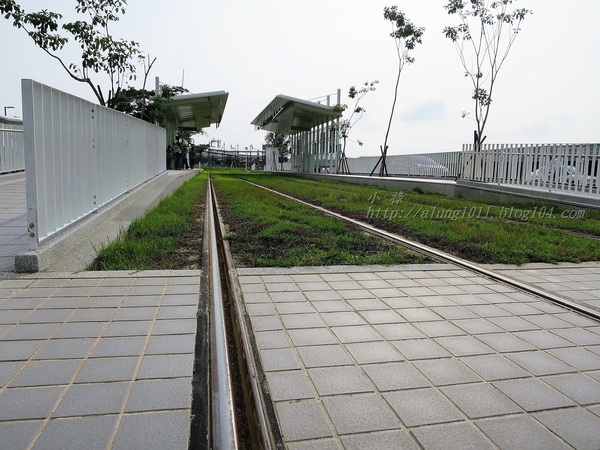 輕軌籬仔內站:來去搭輕軌 3 ..起跑~ ..高雄的水岸輕軌 輕軌籬仔內站:來去搭輕軌 3 ..起跑~ ..高雄的水岸輕軌