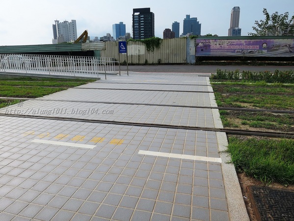 輕軌籬仔內站：來去搭輕軌 3 ..起跑~   ..高雄的水岸輕軌