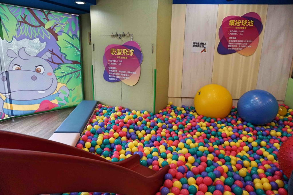 愛奇堡球池.jpg