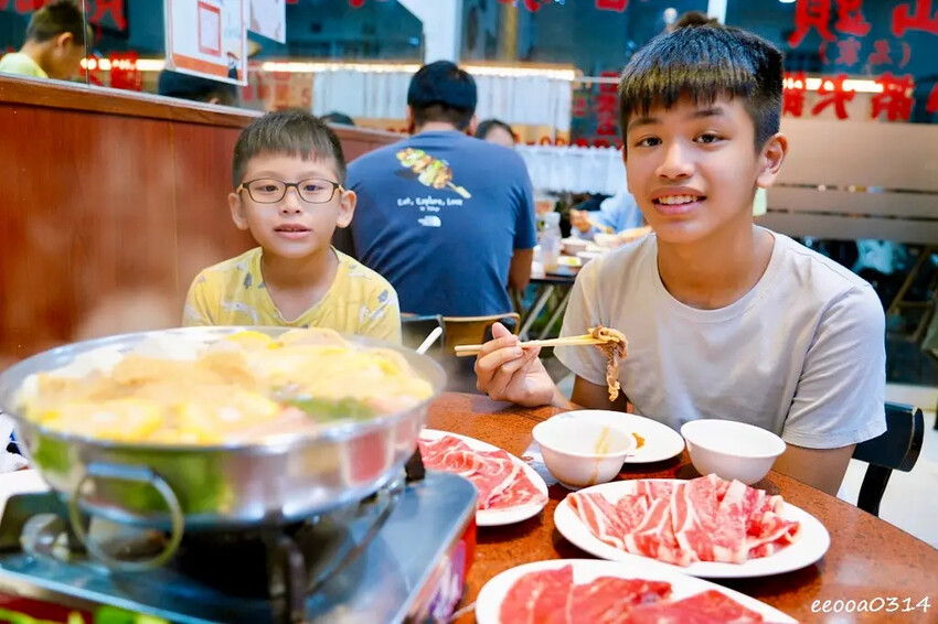 高雄沙茶火鍋「名家汕頭沙茶火鍋」，手工特製沙茶搭配汕頭扁魚大