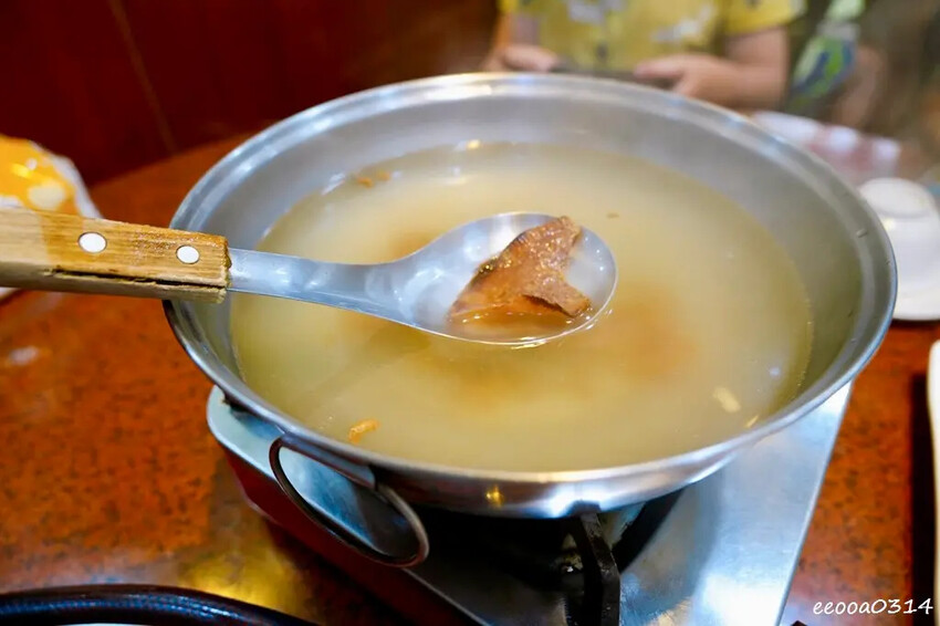 高雄沙茶火鍋「名家汕頭沙茶火鍋」，手工特製沙茶搭配汕頭扁魚大