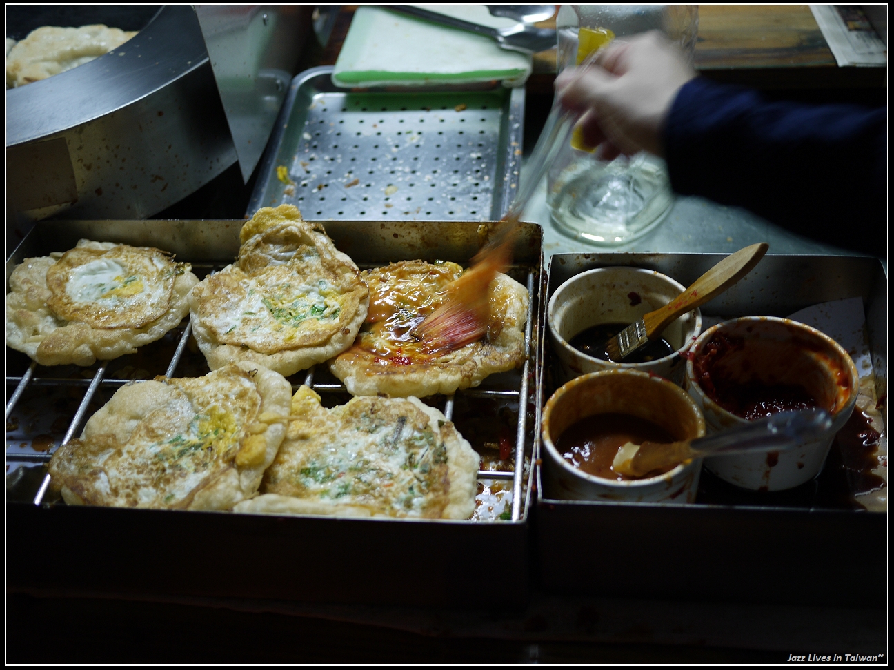 [柯氏蔥油餅] 塗上醬油, 辣豆瓣, 甜辣醬, 捲起蔥香麵香蛋香, 好滿足的一口咬下