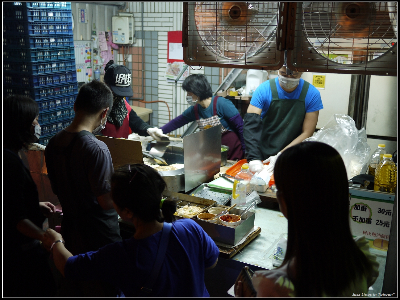 [柯氏蔥油餅] 塗上醬油, 辣豆瓣, 甜辣醬, 捲起蔥香麵香蛋香, 好滿足的一口咬下