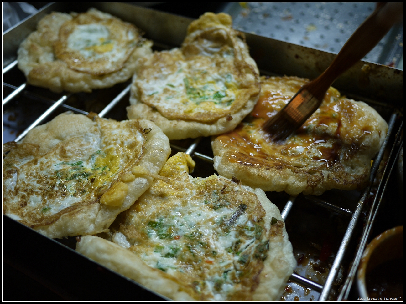 [柯氏蔥油餅] 塗上醬油, 辣豆瓣, 甜辣醬, 捲起蔥香麵香蛋香, 好滿足的一口咬下
