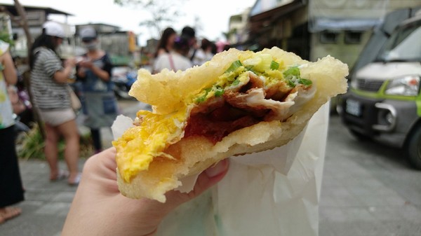 柯氏蔥油餅(原礁溪蔥油餅):宜蘭礁溪~柯氏蔥油餅/吳記花生捲冰淇淋/Q蛙撞奶飲品~必吃銅板美食~古早味的好味道~三種享受一次滿足呦~