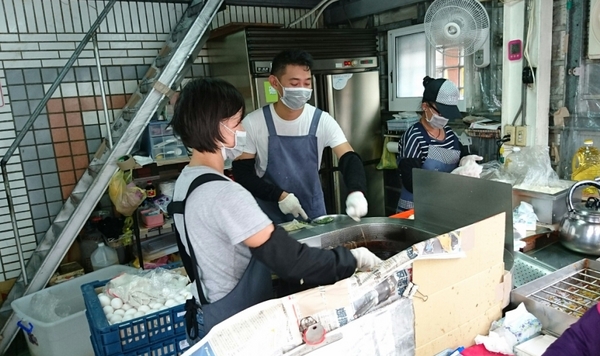 柯氏蔥油餅(原礁溪蔥油餅):宜蘭礁溪~柯氏蔥油餅/吳記花生捲冰淇淋/Q蛙撞奶飲品~必吃銅板美食~古早味的好味道~三種享受一次滿足呦~