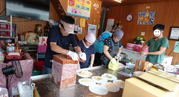 柯氏蔥油餅(原礁溪蔥油餅):宜蘭礁溪~柯氏蔥油餅/吳記花生捲冰淇淋/Q蛙撞奶飲品~必吃銅板美食~古早味的好味道~三種享受一次滿足呦~