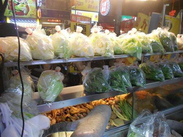 鴨霸王國煙燻滷味：別有一番滋味~ .. 鴨霸王國