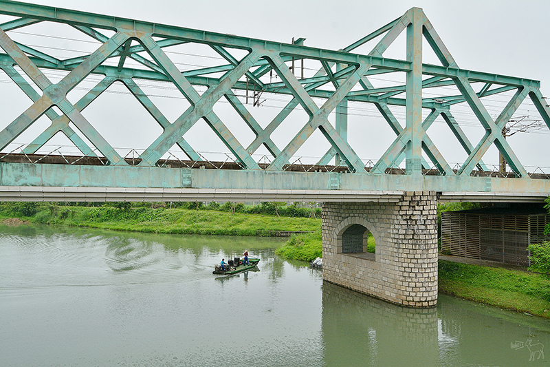 宜蘭冬山河一日遊-推薦新打卡景點:冬山火車站,冬山河生態綠舟,珍珠社區好食光食堂美食,中山社區綠野茶園採茶體驗