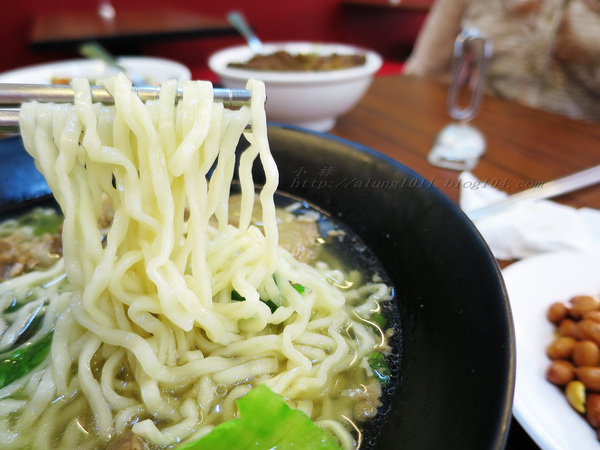 舟鶴家嫩骨飯(文賢店)：足厚呷~   ..舟鶴家嫩骨飯(文賢店)