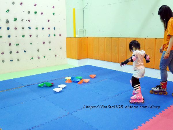 2020更新【台北兒童直排輪】環球兒童運動學院 直排輪曲棍球足球 室內場地,不受天候限制 (18).JPG