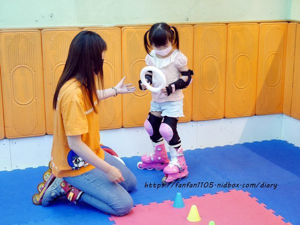 2020更新【台北兒童直排輪】環球兒童運動學院 直排輪曲棍球足球 室內場地,不受天候限制 (9).JPG