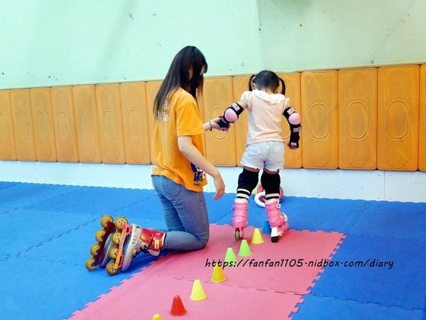 2020更新【台北兒童直排輪】環球兒童運動學院 直排輪曲棍球足球 室內場地,不受天候限制 (10).JPG