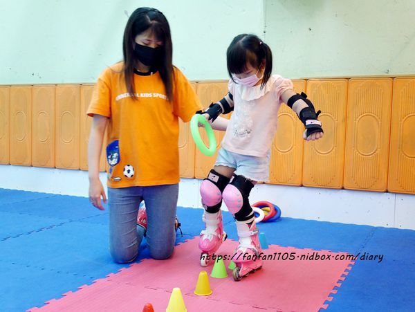 2020更新【台北兒童直排輪】環球兒童運動學院 直排輪曲棍球足球 室內場地,不受天候限制 (12).JPG