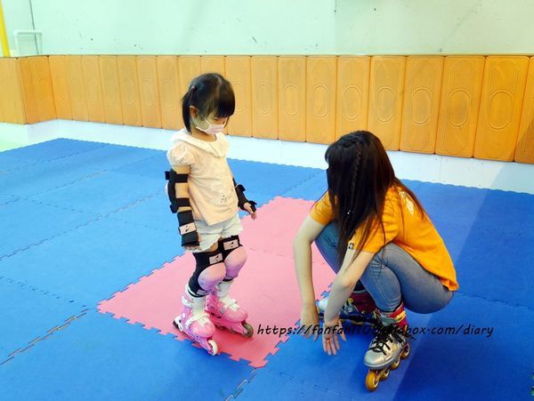 2020更新【台北兒童直排輪】環球兒童運動學院 直排輪曲棍球足球 室內場地,不受天候限制 (5).JPG