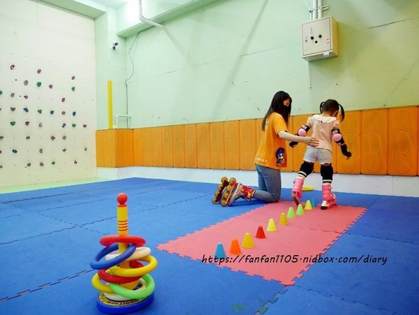 2020更新【台北兒童直排輪】環球兒童運動學院 直排輪曲棍球足球 室內場地,不受天候限制 (16).JPG